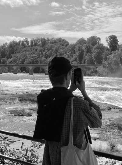 Magnus Schaefer von hinten wie er ein Foto mit seinem Handy macht