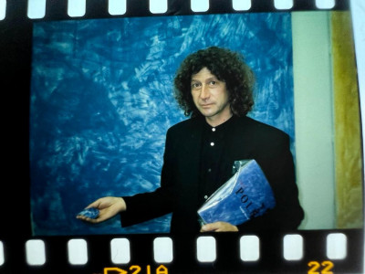 Dirk Weber mit Lapis Lazuli-Stein vor dem Gemälde 
