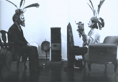 Sigmar Polke und Bice Curiger mit Masken aus Borneo