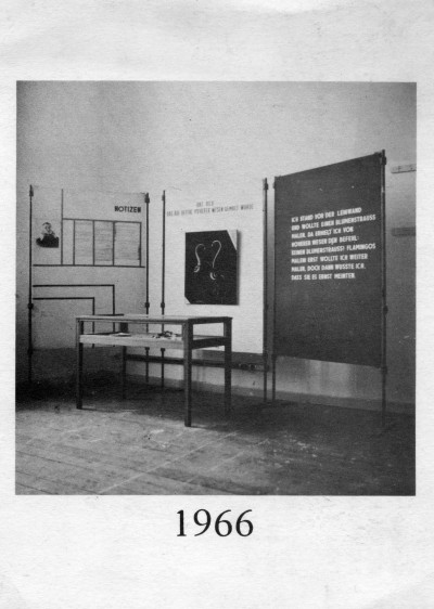 Postkarte mit Ansicht der Installation Vitrinenstück