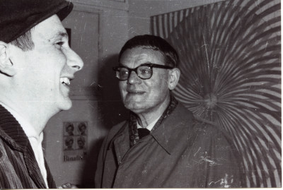 Besucher:innen in der Ausstellung vor Sigmar Polkes und Manfred Kuttners Werken