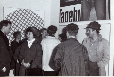 Sigmar Polke und Besucher:innen in der selbst organisierten Ausstellung in der Kaiserstraße