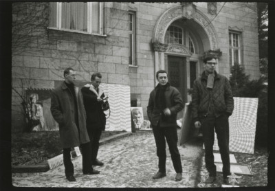 Sigmar Polke, Manfred Kuttner, Gerhard Richter, Konrad Lueg im Vorgarten der Villa Parnass