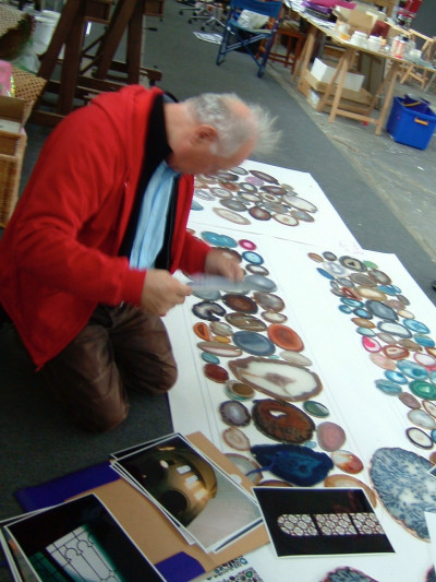 Sigmar Polke arrangiert Achatsteine in seinem Atelier